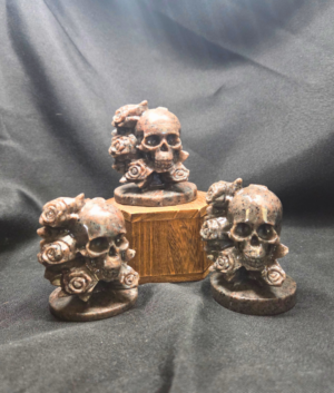 Yoooerlite Crystal Skull w/Roses